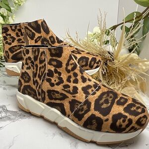 Cute & Funky Leopard Print CowhideTexture Sz8 Women’s Bootie New Never Worn W/T